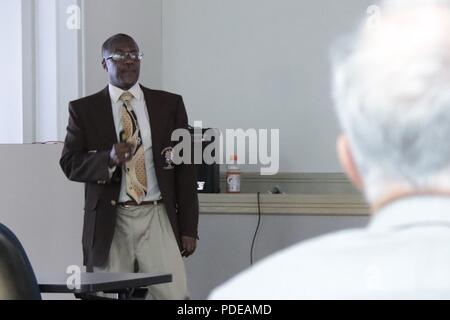 Fort Stewart, Ga, 19. Mai 2018 - Dr. Roger Lotson, Direktor, Fort Stewart Jugend Herausforderung, spricht zu einer Gruppe von 50 bürgerliche Führer aus, die um den Zustand von Georgia über Erfolge der Akademie und wie es positiv für den Staat. Die Präsentation war Teil des 25-jährigen Jubiläums des YCA und Alle Klassentreffen. Stockfoto