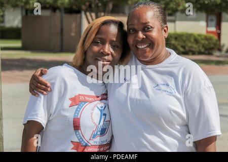 Fort Stewart, Ga, 19. Mai 2018 - Churisse Jones und pensionierte Georgien Army National Guard Sgt. 1. Klasse Annie Powell, während das Fort Stewart Jugend Herausforderung Akademie 25-jährigen Jubiläums und allen Klassentreffen wiedervereinigen. Powell war's Jone Mentor und Kader Advisor im Jahr 1998 und die Beiden haben enge Freunde geblieben. Stockfoto