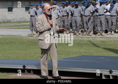 Fort Stewart, Ga, 19. Mai 2018 - Dr. Robert Hughes, ehemaliger Fort Stewart Jugend Herausforderung Academy Director, spricht mit dem Fort Stewart's Youth Challenge Akademie Klasse 55 während des 25-jährigen Jubiläums und allen Klassentreffen Feier heute. Hughes war im Gespräch mit der Klasse über die Geschichte der Akademie und den positiven Auswirkungen auf Ihre ehemaligen Studenten gehabt hat. Stockfoto