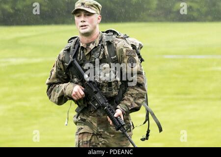 Us-Armee Sgt. Jeffrey Holmes, einen chemischen, biologischen, radiologischen und nuklearen Spezialist auf der 13 zivilen Support Team, Rhode-Island Army National Guard zugeordnet, beteiligt sich an der 12-Meilen-Zone ruck März Teil der Region 1 am besten Krieger Wettbewerb in West Point, New York, 19. Mai 2018. Die Region 1 am besten Krieger Wettbewerb, Mai 16-19, 2018, ist eine jährliche Veranstaltung, in der Junior Soldaten und Unteroffiziere (NCOs) von acht nordöstlichen Staaten Soldaten konkurrieren in mehreren Veranstaltungen bestimmt sind, ihre militärischen Fähigkeiten und Kenntnisse zu prüfen, sowie die körperliche Fitness und Ausdauer. Stockfoto