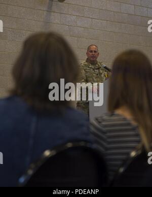 Heute haben wir Abschied von Sgt. Maj. Gary McCann, das nach 32 Jahren Dienst schließlich geschnürt'em up für die letzte Zeit. Während einer Zeremonie, die seine Frau und seine drei Kinder inbegriffen, McCann wurde von Oberst Stephen Schemenauer, brigade Commander gepriesen, und erläutert die Folgenden: Commander's Award für öffentlichen Dienst, der aus dem Amt des Gouverneurs, Minnesota Medaille für Verdienste und eine spezielle Plakette von der Brigade. "Ich weiß, dass sie für ihre Offenheit, und wie Sie sich interessieren für Soldaten über alle", sagte Schemenauer. Stockfoto