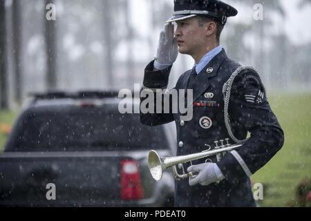 Us Air Force Senior Airman Gabriel Fox, Joint Base Langley Ehrengarde, macht ein Gruß nach dem Spiel tippt auf ein bugle während eines vollen militärischen Ehren Begräbnis für Maj. José Ramón, 20. Mai 2018 im Puerto Rico National Friedhof, Bayamón, Puerto Rico. Ramón war einer der neun Mitglieder der Air Crew an Bord eines WC-130 H, "Rican 68", der ausserhalb von Savannah, GA. Am 2. Mai 2018 abgestürzt. Stockfoto