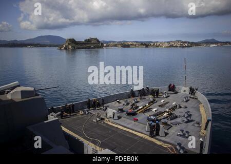 Korfu, Griechenland (17. Mai 2018) Der San Antonio-Klasse amphibious Transport dock USS New York (LPD 21) kommt in Korfu, Griechenland, 17. Mai 2018. Die USS New York, USA 6 Flotte Bereich der Operationen eingesetzt. 6. US-Flotte mit Sitz in Neapel, Italien, führt das gesamte Spektrum von Gelenk- und Naval operations, oft im Konzert mit Allied und interagency Partnern, um US-amerikanischen nationalen Interessen und die Sicherheit und Stabilität in Europa und Afrika. Stockfoto