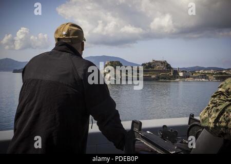 Korfu, Griechenland (17. Mai 2018) ein Seemann, der an Bord der San Antonio-Klasse amphibious Transport dock USS New York (LPD 21) beobachtet, wie das Schiff kommt in Korfu, Griechenland, 17. Mai 2018. Die USS New York, USA 6 Flotte Bereich der Operationen eingesetzt. 6. US-Flotte mit Sitz in Neapel, Italien, führt das gesamte Spektrum von Gelenk- und Naval operations, oft im Konzert mit Allied und interagency Partnern, um US-amerikanischen nationalen Interessen und die Sicherheit und Stabilität in Europa und Afrika. Stockfoto