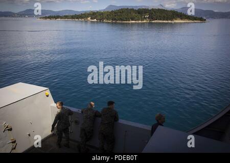 Korfu, Griechenland (17. Mai 2018) Marinesoldaten und Matrosen an Bord der San Antonio-Klasse amphibious Transport dock USS New York (LPD 21) zusehen, wie das Schiff kommt in Korfu, Griechenland, 17. Mai 2018. Die USS New York, USA 6 Flotte Bereich der Operationen eingesetzt. 6. US-Flotte mit Sitz in Neapel, Italien, führt das gesamte Spektrum von Gelenk- und Naval operations, oft im Konzert mit Allied und interagency Partnern, um US-amerikanischen nationalen Interessen und die Sicherheit und Stabilität in Europa und Afrika. Stockfoto