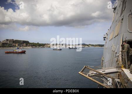 Korfu, Griechenland (17. Mai 2018) Marinesoldaten und Matrosen an Bord der San Antonio-Klasse amphibious Transport dock USS New York (LPD 21) zusehen, wie das Schiff Mauren in Korfu, Griechenland, 17. Mai 2018. Die USS New York, USA 6 Flotte Bereich der Operationen eingesetzt. 6. US-Flotte mit Sitz in Neapel, Italien, führt das gesamte Spektrum von Gelenk- und Naval operations, oft im Konzert mit Allied und interagency Partnern, um US-amerikanischen nationalen Interessen und die Sicherheit und Stabilität in Europa und Afrika. Stockfoto