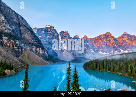 Sonnenaufgang über dem Tal der zehn Gipfel mit Gletscher gespeisten türkisfarbenen Moraine Lake im Vordergrund in der Nähe von Lake Louise in den kanadischen Rockies. Stockfoto