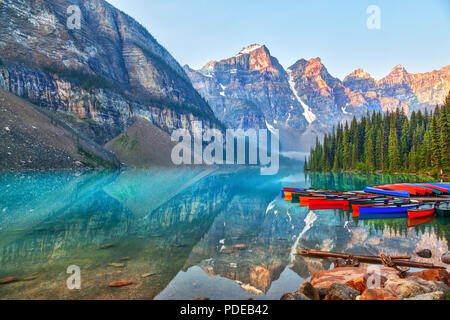 Sonnenaufgang über dem Tal der zehn Gipfel mit Kanus auf dem Gletscher - Fed, türkisfarbenen Lake Moraine in den kanadischen Rockies. Stockfoto