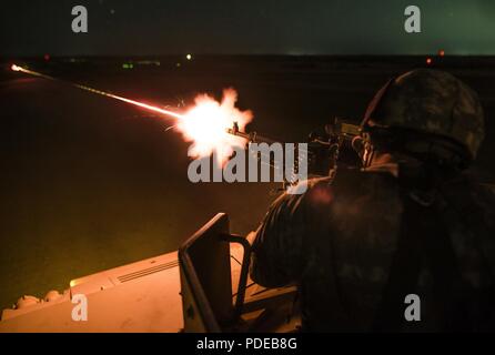 Ein U.S. Army Reserve Militärpolizei Soldat mit dem 346 Military Police Company Brände ein M240B Maschinengewehr auf einem Humvee Revolver während einer Nacht Feuer Qualifikation in Fort Riley, Kansas, 17. Mai 2018 montiert. Die 346 MP Firma gehostet und führte eine 3-Wochen schießwesen Ausbildung und Reichweite für ca. 30 fahrzeugbesatzungen Tag und Nacht auf und Crew zu qualifizieren dienen Waffen, mit der die M 2. 50-Kaliber Maschinenpistole, die M240B Maschinengewehr, die MK19 Granatwerfer und die Gemeinsame ferngesteuert betrieben Waffenstation (Krähen) in Fort Riley, Kansas, Mai 3-22, 2018. Soldaten aus der 603Rd MP Unternehmen auch Pa Stockfoto