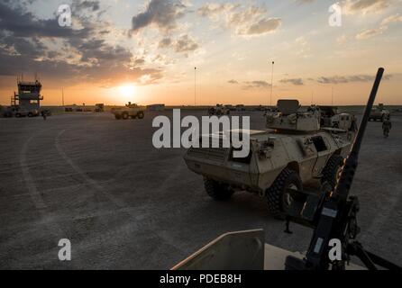 Gepanzerte Fahrzeuge und Sicherheit Humvees inszeniert bei Sonnenuntergang in der Vorbereitung für Nacht Feuer in Fort Riley, Kansas, 18. Mai 2018. U.S. Army Reserve Soldaten der 346 Militärpolizei Firma gehostet und führte eine 3-Wochen schießwesen Ausbildung und Reichweite für ca. 30 fahrzeugbesatzungen Tag und Nacht auf und Crew zu qualifizieren dienen Waffen, mit der die M 2. 50-Kaliber Maschinenpistole, die M240B Maschinengewehr, die MK19 Granatwerfer und die Gemeinsame ferngesteuert betrieben Waffenstation (Krähen) in Fort Riley, Kansas, Mai 3-22, 2018. Soldaten aus der 603Rd MP Unternehmen nahmen auch in den Trainings- und Qu Stockfoto