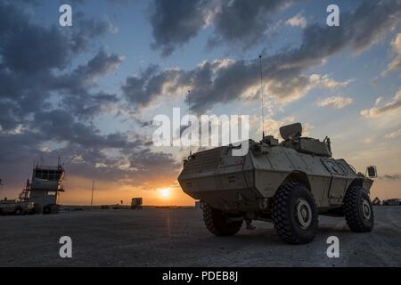 Ein gepanzertes Fahrzeug Sicherheit wird inszeniert bei Sonnenuntergang in der Vorbereitung für Nacht Feuer in Fort Riley, Kansas, 18. Mai 2018. U.S. Army Reserve Soldaten der 346 Militärpolizei Firma gehostet und führte eine 3-Wochen schießwesen Ausbildung und Reichweite für ca. 30 fahrzeugbesatzungen Tag und Nacht auf und Crew zu qualifizieren dienen Waffen, mit der die M 2. 50-Kaliber Maschinenpistole, die M240B Maschinengewehr, die MK19 Granatwerfer und die Gemeinsame ferngesteuert betrieben Waffenstation (Krähen) in Fort Riley, Kansas, Mai 3-22, 2018. Soldaten aus der 603Rd MP Unternehmen beteiligte sich auch an der Ausbildung und Qualifizierung Stockfoto