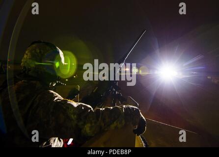 Spc. Felix Guerrero, einem US-amerikanischen Armee-reservesoldat aus der 346 Military Police Company, wartet in einem Humvee Revolver für seine Crew schalten Sie einen M2 zu qualifizieren. 50-Kaliber Maschinengewehr während der Nacht Feuer in Fort Riley, Kansas, 18. Mai 2018. Die 346 MP Firma gehostet und führte eine 3-Wochen schießwesen Ausbildung und Reichweite für ca. 30 fahrzeugbesatzungen Tag und Nacht auf und Crew zu qualifizieren dienen Waffen, mit der die M 2. 50-Kaliber Maschinenpistole, die M240B Maschinengewehr, die MK19 Granatwerfer und die Gemeinsame ferngesteuert betrieben Waffenstation (Krähen) in Fort Riley, Kansas, Mai 3-22, 2018. Soldaten aus der Stockfoto