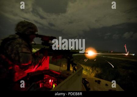 Spc. Felix Guerrero, einem US-amerikanischen Armee-reservesoldat aus der 346 Militärpolizei Unternehmen, Brände ein M2. 50-Kaliber Maschinengewehr während der Nacht Feuer Qualifikation in Fort Riley, Kansas, 18. Mai 2018. Die 346 MP Firma gehostet und führte eine 3-Wochen schießwesen Ausbildung und Reichweite für ca. 30 fahrzeugbesatzungen Tag und Nacht auf und Crew zu qualifizieren dienen Waffen, mit der die M 2. 50-Kaliber Maschinenpistole, die M240B Maschinengewehr, die MK19 Granatwerfer und die Gemeinsame ferngesteuert betrieben Waffenstation (Krähen) in Fort Riley, Kansas, Mai 3-22, 2018. Soldaten aus der 603Rd MP Unternehmen nahm auch an Stockfoto