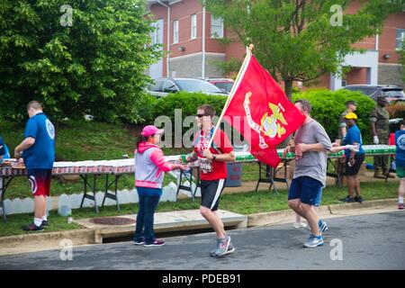 Freiwillige Hand, Wasser zu Teilnehmer Semper 5ive Rennen der 11. jährlichen Marine Corps historischen (MCHH) laufen in Fredericksburg, Virginia, 20. Mai 2018. Die MCHH lockt über 8.000 Teilnehmer und beinhaltet die Devil Dog Double und Marine Corps Semper 5ive Rennen. Stockfoto