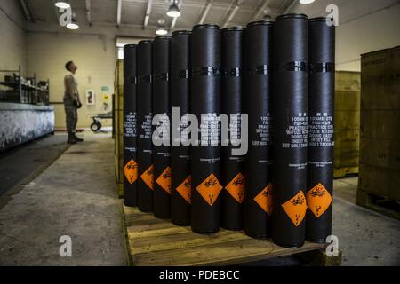 105 mm Ziel Praxisumläufe rest auf einer Palette an hurlburt Field, Fla., 15. Mai 2018. Munitions systeme Techniker mit der 1 Special Operations Maintenance Squadron Prozess, Montage und Transport 105 mm rundet auf das AC-130 U Spooky und AC-130J Ghostrider Gunships. Stockfoto