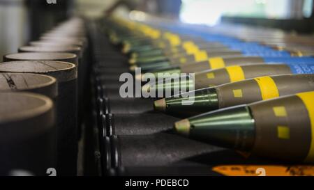 105 mm Ziel Praxisumläufe Rest auf einen Tisch und Hurlburt Field, Fla., 15. Mai 2018. Munitions systeme Techniker mit der 1 Special Operations Maintenance Squadron Prozess, Montage und Transport 105 mm rundet auf das AC-130 U Spooky und AC-130J Ghostrider Gunships. Stockfoto