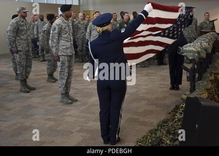 Mitglieder der 4 Fighter Wing Ehrengarde eine Fahne - Falzen Zeremonie, während der Abschlusszeremonie der Polizei Woche, 18. Mai 2018 durchführen, bei Seymour Johnson Air Force Base, North Carolina. Die Zeremonie sechs US Air Force service Mitglieder, drei von Sicherheitskräften und drei aus dem Büro der speziellen Untersuchungen, die ihr Leben verloren, während in der Linie der Aufgabe dienen geehrt. Stockfoto