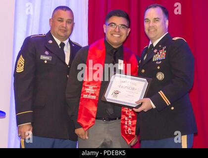 SAN ANTONIO - (16. Mai 2018) Texas Army National Guard Oberstleutnant James Carney und Command Sgt. Maj Richard Grantham darstellen mit Zukunft der Scots Guards, der bei "eine Nacht in ihrer Ehre" geehrt wurde durch unsere Gemeinschaft Salutes-San Antonio (OCS) im Rosenberg Sky Zimmer an der Universität das fleischgewordene Wort gehalten. Alle Geehrten erhielten eine OCS-Zertifikat und Herausforderung Münze aus Usaa. OCS ist eine gemeinnützige Organisation, die 2009 Erstellt von Dr. Kenneth E. Hartman zu erkennen und lokalen Abiturienten, die planen, in das Militär nach Abitur gewinnen ehren. Die Veranstaltung ho Stockfoto