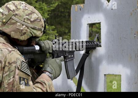 Chief Warrant Officer 2 Jaime Euzebe vom 17. Field Artillery Brigade feuert seine M-4 Karabiner Gewehr für den Stress Schießen während der 2. jährlichen ich Corps besten Krieger Wettbewerb im Joint Base Lewis-McChord am 17. Mai 2018. Das BWC statt, technischen und taktischen Fähigkeiten der Soldat beim Konkurrieren in hohen Stresssituationen zu messen. Stockfoto