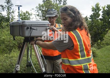 Pāhoa, Hawaii, 20. Mai 2018 - US Environmental Protection Agency (EPA) Auftragnehmer Ben Castellana (links) Amy Dubois (rechts) eine temporäre Air Monitoring System während des Kīlauea Vulkanausbruch installieren. Als Teil eines FEMA-Mission - Zuordnung, EPA arbeiten mit dem Hawaii Abteilung der Gesundheit ist Bewohnern zu helfen, sicher durch die Installation von Air Monitoring Stationen, die Daten über Schwefeldioxid, Schwefelwasserstoff zur Verfügung halten, und die partikelwerte. Stockfoto