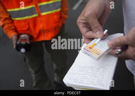 Pāhoa, Hawaii, 20. Mai 2018 - US Environmental Protection Agency (EPA) Environmental Response Team mit pH-Teststreifen zu verfolgen, die Menge der sauren Regen in der Luft nach der Kīlauea Vulkanausbruch. Als Teil eines FEMA-Mission - Zuordnung, EPA arbeiten mit dem Hawaii Abteilung der Gesundheit ist Bewohnern zu helfen, sicher durch die Installation von Air Monitoring Stationen, die Daten über Schwefeldioxid, Schwefelwasserstoff zur Verfügung halten, und die partikelwerte. Stockfoto