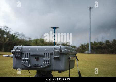 Pāhoa, Hawaii, 20. Mai 2018 - der US-amerikanischen Environmental Protection Agency (EPA) Umwelt Strike Team installiert eine temporäre Air Monitoring System während des Kīlauea Vulkanausbruch. Als Teil eines FEMA-Mission - Zuordnung, EPA arbeiten mit dem Hawaii Abteilung der Gesundheit ist Bewohnern zu helfen, sicher durch die Installation von Air Monitoring Stationen, die Daten über Schwefeldioxid, Schwefelwasserstoff zur Verfügung halten, und die partikelwerte. Stockfoto