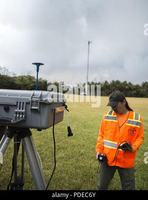 Pāhoa, Hawaii, 20. Mai 2018 - US Environmental Protection Agency (EPA) Auftragnehmer Wilson Yee Tests die Menge an Schwefeldioxid in der Luft in der Nähe des Leilani Estates Nachbarschaft von der Kīlauea Vulkanausbruch betroffen, während seine Mannschaft installiert einen temporären Überwachung der Luft entfernt. Als Teil eines FEMA-Mission - Zuordnung, EPA arbeiten mit dem Hawaii Abteilung der Gesundheit ist Bewohnern zu helfen, sicher durch die Installation von Air Monitoring Stationen, die Daten über Schwefeldioxid, Schwefelwasserstoff zur Verfügung halten, und die partikelwerte. Stockfoto