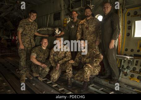 Us-Marines mit speziellen Zweck Marine Air-Ground Task Force-Crisis Response-Africa und italienische Soldaten darstellen für eine Gruppe Stockfoto