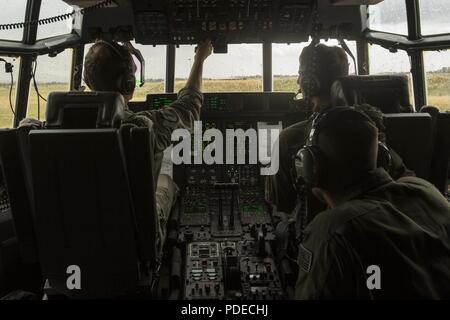 Us Marine Corps KC-130J Crew Mitglieder mit besonderen Zweck Marine Air-Ground Task Force-Crisis Response-Africa Verhalten vor dem Flug Kontrollen während der Joint STARS, ein bilaterales Training übung mit der Italienischen Streitkräfte und US-Marines, in Decimomannu Air Base, Sardinien, 14. Mai 2018. SPMAGTF-CR-AF eingesetzt Krise - Reaktion und Theater - Security Operations in Europa und Nordafrika zu führen. Stockfoto