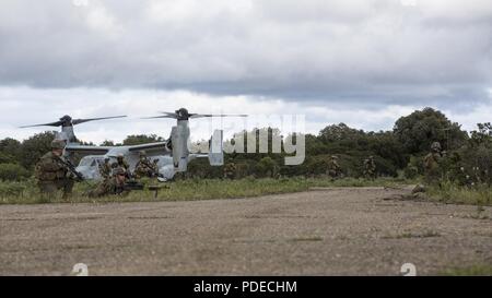 Us-Marines mit speziellen Zweck Marine Air-Ground Task Force-Crisis Response-Africa bieten Sicherheit für ein MV-22 Osprey auf taktischer Recovery von Flugzeugen und Personal (Trap) Training Mission während der Joint STARS, ein bilaterales Training übung mit der Italienischen Streitkräfte und US-Marines, in Salto di Quirra, Sardinien, 15. Mai 2018. SPMAGTF-CR-AF eingesetzt Krise - Reaktion und Theater - Security Operations in Europa und Nordafrika zu führen. Stockfoto