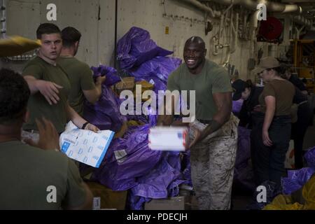 Mittelmeer (19. April 2018) Sgt. Carl Exantus, eine Post Sekretärin zur Bekämpfung der Logistik Bataillon 26 zugewiesen, 26 Marine Expeditionary Unit, sortiert Mail an Bord der San Antonio-Klasse amphibious Transport dock USS New York (LPD-21), 15. Mai 2018. Exantus ist einer von zwei Post Beamten, die mit der Organisation, Betreuung und Bereitstellung von e-mail an Bord des Schiffes, während in den USA der 6 Bereich der Flotte im Einsatz aufgeladen werden. 6. US-Flotte, in Neapel, Italien, führt das gesamte Spektrum von Gelenk- und Naval operations, oft im Konzert mit Allied und interagency Partnern, um die voraus Stockfoto