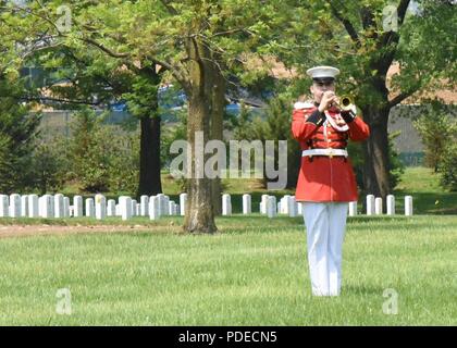 Marine Corps Cpl. John V. McNichol, 20, von Altoona, Pennsylvania, entfielen auf Sept. 25, 2017, 14. Mai begraben wurde, in den nationalen Friedhof von Arlington, in der Nähe von Washington, D.C., im November 1943, wurde mit der Firma McNichol E, 2.BATAILLON, 8 Marine Regiment, 2nd Marine Division, Fleet Marine Force, die gegen steifen japanischen Widerstand auf der kleinen Insel Betio im Tarawa Atoll der Gilbert Inseln gelandet zugewiesen, in dem Versuch, die Insel zu sichern. Über mehrere Tage intensive Kämpfe an Tarawa, ca. 1000 Marines und Seeleute wurden getötet und mehr als 2.000 wurden verwundet, aber Th Stockfoto