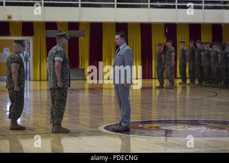 Sean-Paul Donovan, ein ehemaliger Sergeant mit 2 Radio Bataillon, II Marine Expeditionary Force Information Group ist der Navy und Marine Corps Medaille in Camp Lejeune, N.C., 17. Mai 2018 verliehen. Die Navy und Marine Corps Medaille ist die höchste nicht-Kämpfer Dekoration ausgezeichnet. Donovan erhielt diese Auszeichnung für das Leben eines seiner Mitsoldaten. Stockfoto