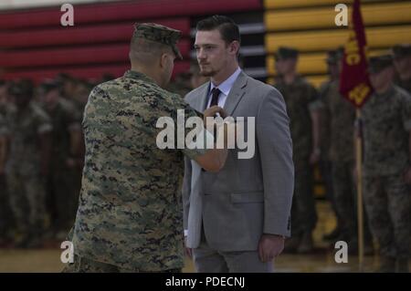 Sean-Paul Donovan, ein ehemaliger Sergeant mit 2 Radio Bataillon, II Marine Expeditionary Force Information Group ist der Navy und Marine Corps Medaille in Camp Lejeune, N.C., 17. Mai 2018 verliehen. Die Navy und Marine Corps Medaille ist die höchste nicht-Kämpfer Dekoration ausgezeichnet. Donovan erhielt diese Auszeichnung für das Leben eines seiner Mitsoldaten. Stockfoto