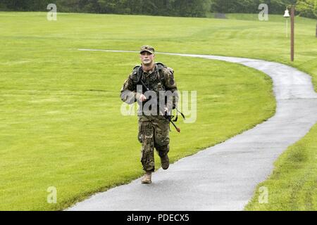 Us-Armee Sgt. Jeffrey Holmes, einen chemischen, biologischen, radiologischen und nuklearen Spezialist auf der 13 zivilen Support Team, Rhode-Island Army National Guard zugeordnet, beteiligt sich an der 12-Meilen-Zone ruck März Teil der Region 1 am besten Krieger Wettbewerb in West Point, New York, 19. Mai 2018. Die Region 1 am besten Krieger Wettbewerb, Mai 16-19, 2018, ist eine jährliche Veranstaltung, in der Junior Soldaten und Unteroffiziere (NCOs) von acht nordöstlichen Staaten Soldaten konkurrieren in mehreren Veranstaltungen bestimmt sind, ihre militärischen Fähigkeiten und Kenntnisse zu prüfen, sowie die körperliche Fitness und Ausdauer. Stockfoto