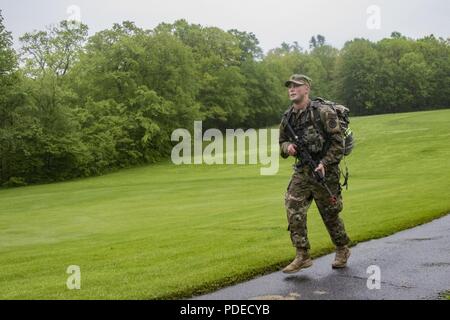 Us-Armee Sgt. Jeffrey Holmes, einen chemischen, biologischen, radiologischen und nuklearen Spezialist auf der 13 zivilen Support Team, Rhode-Island Army National Guard zugeordnet, rundet die 12-Meilen-Zone ruck März Teil der Region 1 am besten Krieger Wettbewerb in West Point, New York, 19. Mai 2018. Die Region 1 am besten Krieger Wettbewerb, Mai 16-19, 2018, ist eine jährliche Veranstaltung, in der Junior Soldaten und Unteroffiziere (NCOs) von acht nordöstlichen Staaten Soldaten konkurrieren in mehreren Veranstaltungen bestimmt sind, ihre militärischen Fähigkeiten und Kenntnisse zu prüfen, sowie die körperliche Fitness und Ausdauer. Die tw Stockfoto