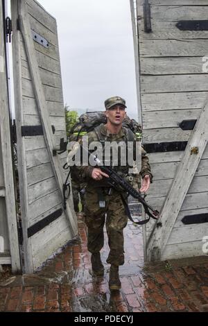 Us-Armee Sgt. Michael Heinrich, ein infanterist zu Unternehmen C, 2-113 Infanterie Regiment, New Jersey Army National Guard zugeordnet, rundet die 12-Meilen-Zone ruck März Teil der Region 1 am besten Krieger Wettbewerb in West Point, New York, 19. Mai 2018. Die Region 1 am besten Krieger Wettbewerb, Mai 16-19, 2018, ist eine jährliche Veranstaltung, in der Junior Soldaten und Unteroffiziere (NCOs) von acht nordöstlichen Staaten Soldaten konkurrieren in mehreren Veranstaltungen bestimmt sind, ihre militärischen Fähigkeiten und Kenntnisse zu prüfen, sowie die körperliche Fitness und Ausdauer. Die beiden Gewinner (ein Junior Soldaten und einem NCO Stockfoto