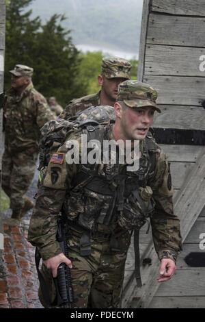 Us-Armee Sgt. Jeffrey Holmes, einen chemischen, biologischen, radiologischen und nuklearen Spezialist auf der 13 zivilen Support Team, Rhode-Island Army National Guard zugeordnet, rundet die 12-Meilen-Zone ruck März Teil der Region 1 am besten Krieger Wettbewerb in West Point, New York, 19. Mai 2018. Die Region 1 am besten Krieger Wettbewerb, Mai 16-19, 2018, ist eine jährliche Veranstaltung, in der Junior Soldaten und Unteroffiziere (NCOs) von acht nordöstlichen Staaten Soldaten konkurrieren in mehreren Veranstaltungen bestimmt sind, ihre militärischen Fähigkeiten und Kenntnisse zu prüfen, sowie die körperliche Fitness und Ausdauer. Die tw Stockfoto