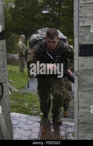 Us-Armee SPC. Benjamin Wilke, Infanteristen, die Konzernzentrale, 1-102 nd Infanterie Bataillon, Connecticut Army National Guard zugeordnet, rundet die 12-Meilen-Zone ruck März Teil der Region 1 am besten Krieger Wettbewerb in West Point, New York, 19. Mai 2018. Die Region 1 am besten Krieger Wettbewerb, Mai 16-19, 2018, ist eine jährliche Veranstaltung, in der Junior Soldaten und Unteroffiziere (NCOs) von acht nordöstlichen Staaten Soldaten konkurrieren in mehreren Veranstaltungen bestimmt sind, ihre militärischen Fähigkeiten und Kenntnisse zu prüfen, sowie die körperliche Fitness und Ausdauer. Die beiden Gewinner (ein Junior enli Stockfoto