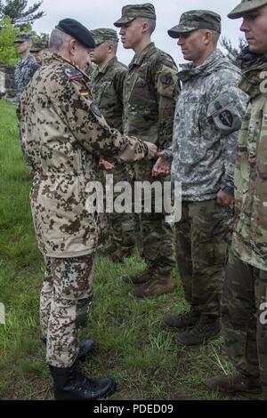 Us-Armee Sgt. Michael Heinrich, ein infanterist zu Unternehmen C, 2-113 Infanterie Regiment, New Jersey Army National Guard zugewiesen, erhält die Bundeswehr Proficiency Abzeichen (GAFPB) von der Deutschen Armee Oberstleutnant Michael Breuer, der Deutschen Verbindungsoffizier zur United States Military Academy, in der Region 1 am besten Krieger Wettbewerb in West Point, New York, 19. Mai 2018. Der Wettbewerb, Mai 16-19, 2018, ist eine jährliche Veranstaltung, in der Junior Soldaten und Unteroffiziere (NCOs) von acht nordöstlichen Staaten Soldaten konkurrieren in mehreren Veranstaltungen bestimmt sind, ihre militärischen Fähigkeiten zu testen und Stockfoto