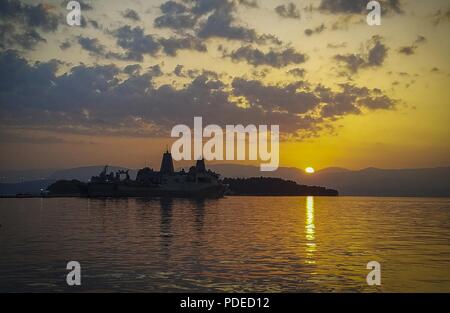 Korfu, Griechenland folgenden geplanten Hafen Besuch (20. Mai 2018) Der San Antonio-Klasse amphibious Transport dock USS New York (LPD 21) fährt Korfu, Griechenland, 21. Mai 2018. New York, seit der Abreise seinen Heimathafen von Mayport, Florida, hat eine nach vorn naval Präsenz, unterstützt Maritime Security Operations, Krisenbewältigung und Theater die sicherheitspolitische Zusammenarbeit in Europa, Afrika und dem Nahen Osten Theater. Stockfoto