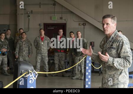 Us Air Force Colonel Mathew Powell, Kommandant der 3. Gruppe spricht zu den Teilnehmern der vierteljährlichen Flügel Waffen laden Crew Wettbewerb Mai 18, 2018, Joint Base Elmendorf-Richardson, Alaska. Powell gratulierte die Waffen laden Crew aus dem 90 Flugzeuge Wartungseinheit Waffen Abschnitt für den Wettbewerb gewonnen, und die Förderung der Einheiten in diesem als Erinnerung, wachsam zu sein. Stockfoto