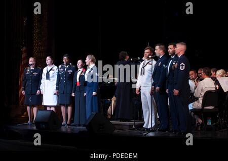 JOINT BASE Pearl Harbor - HICKAM - Service Mitglieder führen Sie die Service Medley während der 33. jährlichen gemeinsamen militärischen Konzert in Hawaii Theater Center, 19. Mai 2018. 25 Infanterie Division Band, Oklahoma Army National Guard Band, Marine Corps Forces Pacific Band, US Pacific Fleet Band und Air Force Band des Pazifik durchgeführt ein kostenloses Konzert zusammen zu Ehren des militärischen Anerkennung Monat und der Streitkräfte. Stockfoto