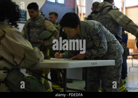 Us Air Force Staff Sgt. Amber Carter, 60. Air Mobility Wing Public Affairs, noncommissioned Officer für Medien arbeiten, erfolgt über eine Mobilität Verarbeitung linie Mai 14, 2018 bei Travis Air Force Base, Calif. Carter in einer Woche beteiligt war - lange Übung, die die Bereitschaft der Basis und die Fähigkeit zu führen und schnelle globale Mobilität rund um die Welt stützen ausgewertet. Stockfoto