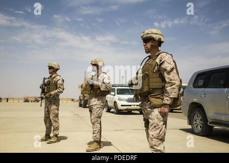 CAMP SHORAB, Afghanistan (17 Mai 2018) - US Marine Corps Brig. Gen. Benjamin T. Watson, Task Force Südwesten Commander (rechts), und Sgt. Maj. Jason K. Jones, Task Force Südwesten Sergeant Major (Mitte), warten auf die Ankunft der US-Armee General John W. Nicholson, der NATO-geführten entschlossenen Unterstützung mission Commander, am Lager Shorabak, Afghanistan, 17. Mai 2018. Nicholson besucht Camp Shorab ein Schlachtfeld Verkehr zu leiten und zu erhalten, Updates auf den Zug, beraten und Mission in der Provinz Helmand unterstützen. Stockfoto