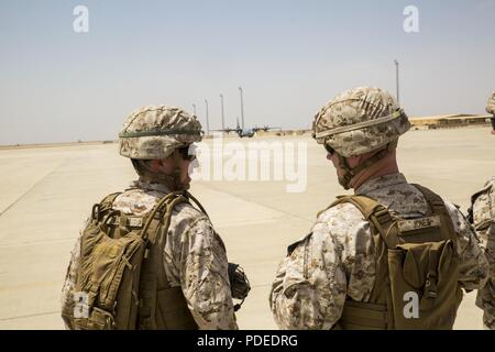 CAMP SHORAB, Afghanistan (17 Mai 2018) - US Marine Corps Brig. Gen. Benjamin T. Watson, Task Force Südwesten Commander (links) und Sgt. Maj. Jason K. Jones, Task Force Südwesten Sergeant Major, ein Super C-130J Hercules land mit General John W. Nicholson, der NATO-geführten entschlossenen Unterstützung mission Commander, am Lager Shorabak, Afghanistan, 17. Mai 2018. Nicholson besucht Camp Shorab ein Schlachtfeld Verkehr zu leiten und zu erhalten, Updates auf den Zug, beraten und Mission in der Provinz Helmand unterstützen. Stockfoto