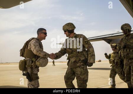 CAMP SHORABAK, Afghanistan (17 Mai 2018) - US Marine Corps Brig. Gen. Benjamin T. Watson, südwestlich der Task Force Commander, schüttelt Hände mit US-Armee General John W. Nicholson, der NATO-geführten entschlossenen Unterstützung Commander im Camp Shorabak, Afghanistan, 17. Mai 2018. Nicholson besucht Camp Shorab ein Schlachtfeld Verkehr zu leiten und zu erhalten, Updates auf den Zug, beraten und Mission in der Provinz Helmand unterstützen. Stockfoto