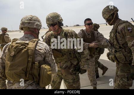 CAMP SHORABAK, Afghanistan (17 Mai 2018) - US Marine Corps Sgt. Maj. Jason K. Jones, Task Force Südwesten Sergeant Major, stellt sich die US-Armee General John W. Nicholson, der NATO-geführten entschlossenen Unterstützung Commander im Camp Shorabak Afghanistan, 17. Mai 2018. Nicholson besucht Camp Shorab ein Schlachtfeld Verkehr zu leiten und zu erhalten, Updates auf den Zug, beraten und Mission in der Provinz Helmand unterstützen. Stockfoto