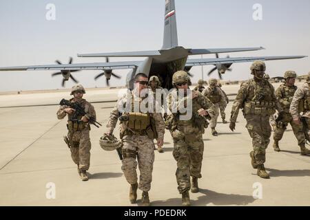 CAMP SHORABAK, Afghanistan (17 Mai 2018) - US Marine Corps Brig. Gen. Benjamin T. Watson, südwestlich der Task Force Commander, hat eine Diskussion mit der US-Armee General John W. Nicholson, der NATO-geführten entschlossenen Unterstützung Commander im Camp Shorabak, Afghanistan, 17. Mai 2018. Nicholson besucht Camp Shorab ein Schlachtfeld Verkehr zu leiten und zu erhalten, Updates auf den Zug, beraten und Mission in der Provinz Helmand unterstützen. Stockfoto