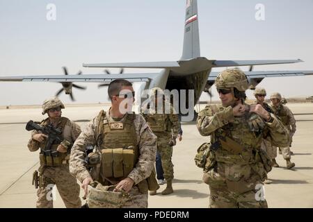 CAMP SHORABAK, Afghanistan (17 Mai 2018) - US Marine Corps Brig. Gen. Benjamin T. Watson, südwestlich der Task Force Commander, Escorts US-Armee General John W. Nicholson, der NATO-geführten entschlossenen Unterstützung Commander im Camp Shorabak, Afghanistan, 17. Mai 2018. Nicholson besucht Camp Shorab ein Schlachtfeld Verkehr zu leiten und zu erhalten, Updates auf den Zug, beraten und Mission in der Provinz Helmand unterstützen. Stockfoto